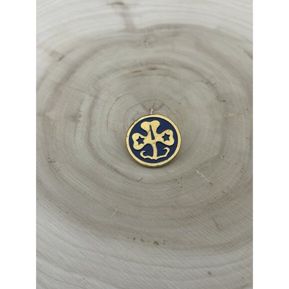 Vintage Blue Circular Girl Scouts Clover GS Jacket World Badge Pin - Picture 1 of 3